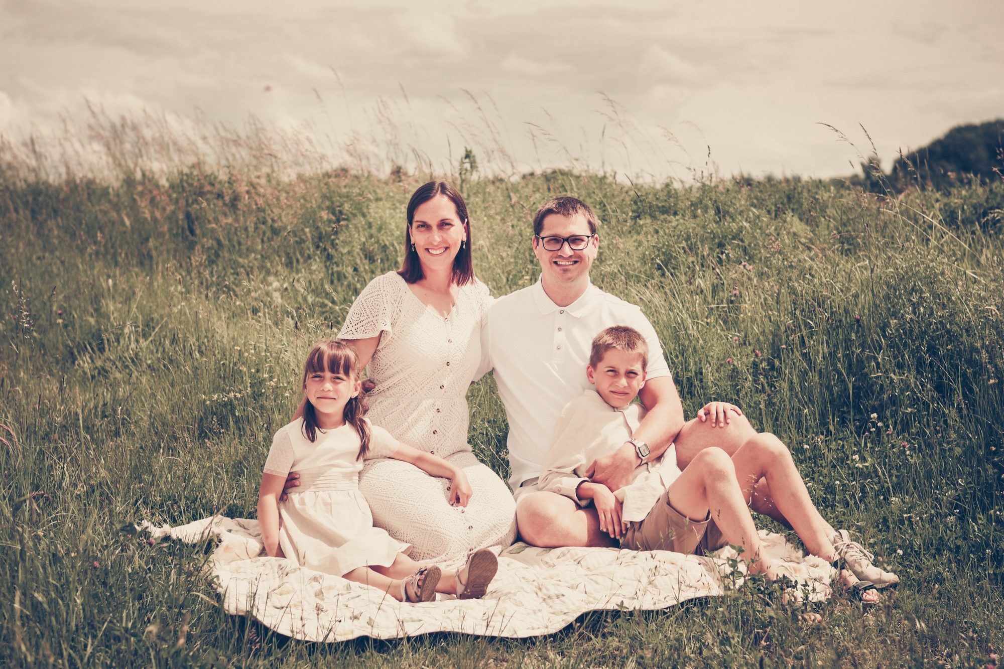 Familienshooting outdoor in Duingen: Familienportrait auf der Picknickdecke, Vintage-Look