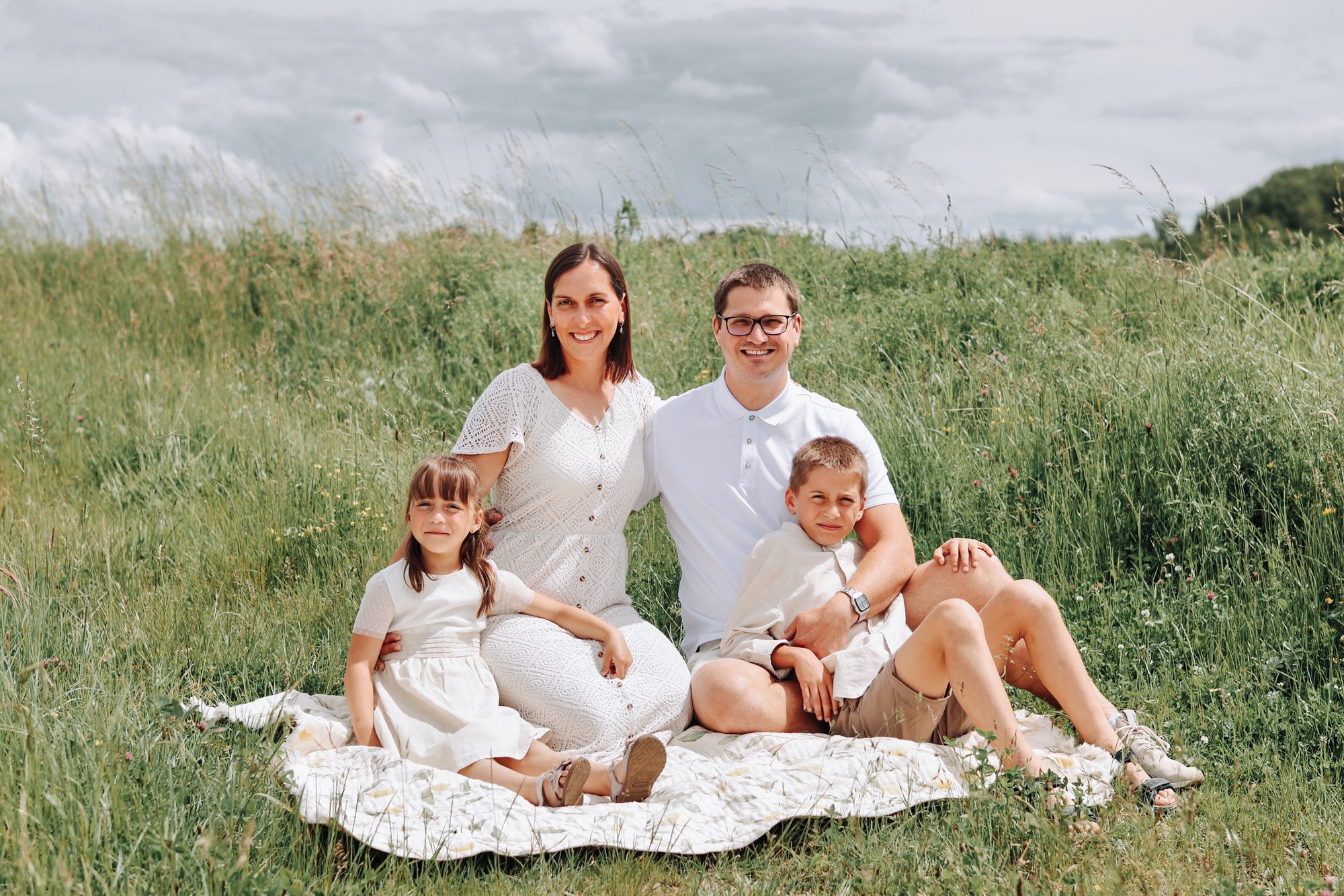 Familienshooting outdoor in Duingen: Familienportrait auf der Picknickdecke