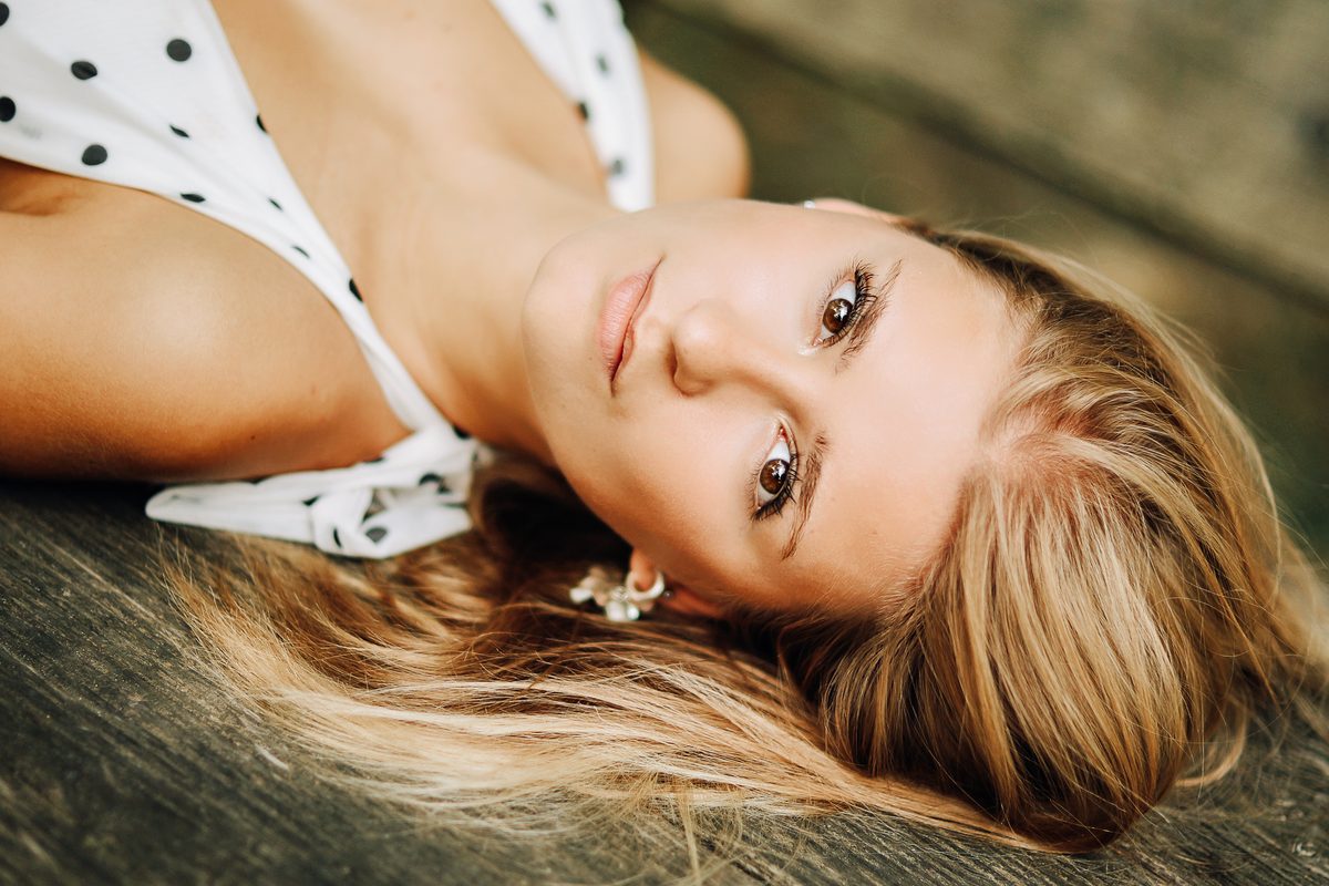 Liegendes Portrait auf Holz – Airy