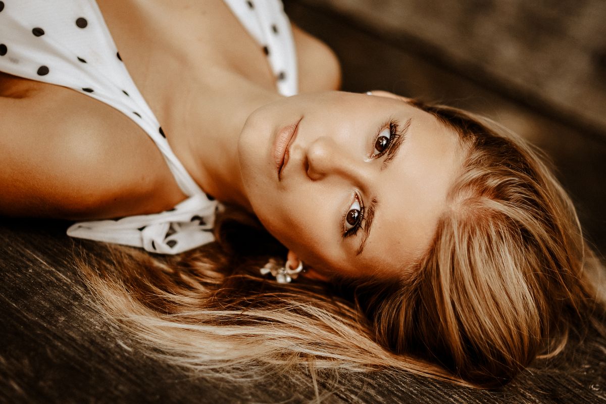Liegendes Portrait auf Holz – Filmlook