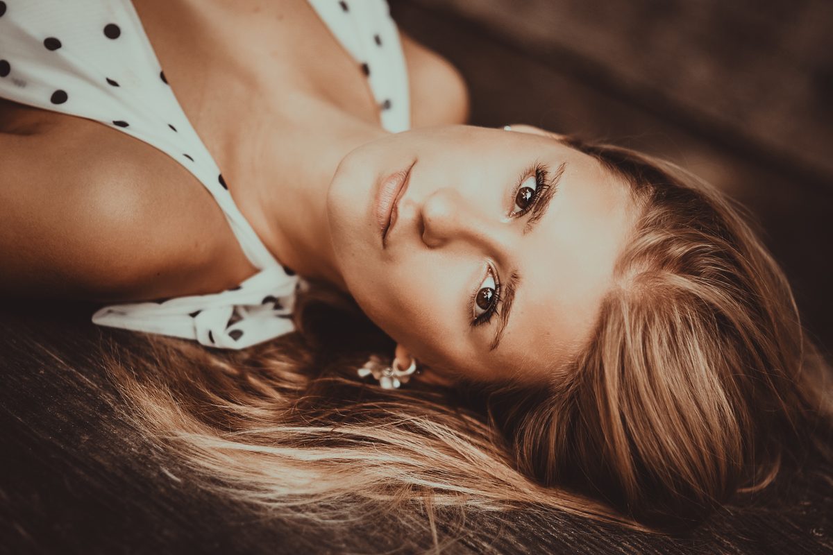 Liegendes Portrait auf Holz – Moody