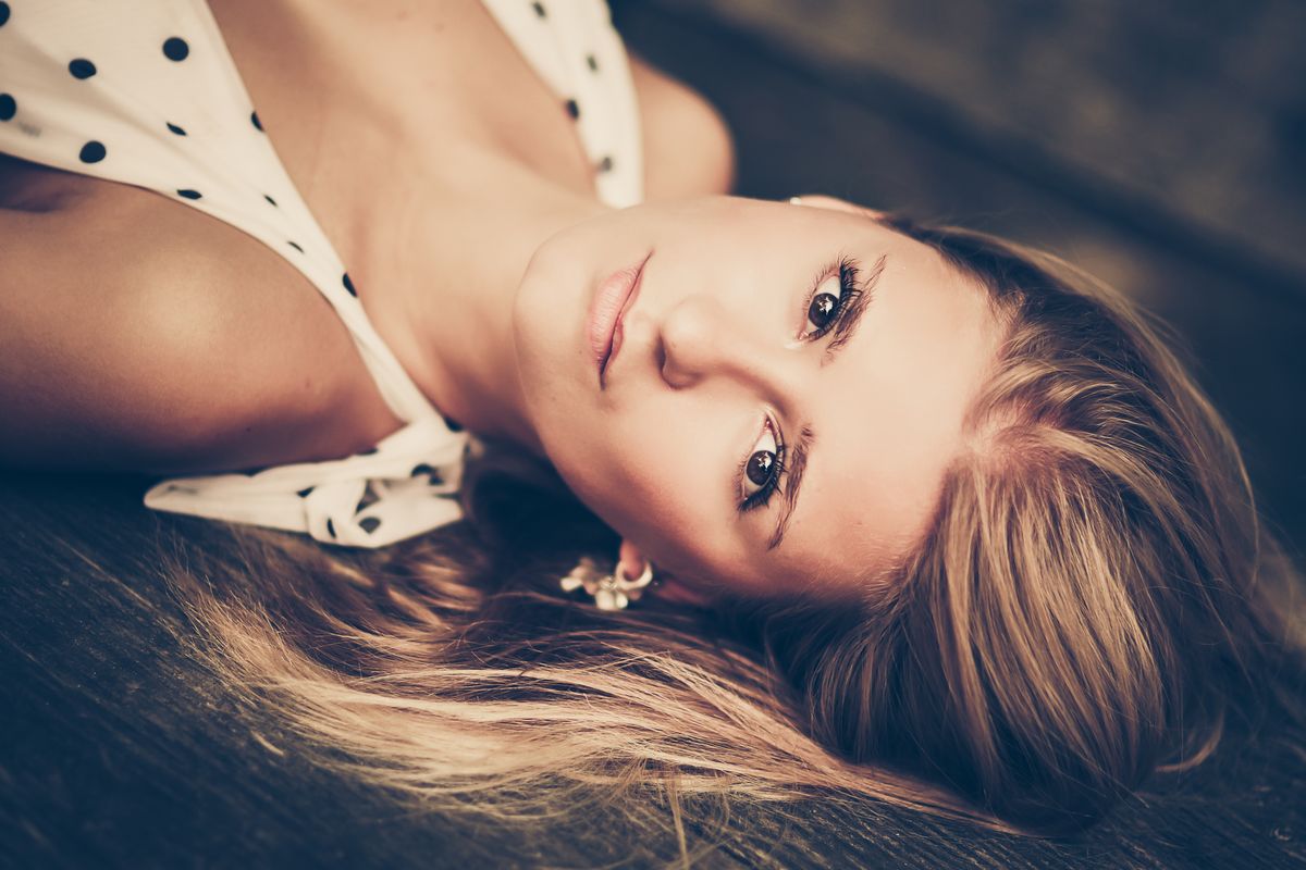 Liegendes Portrait auf Holz – Vintage
