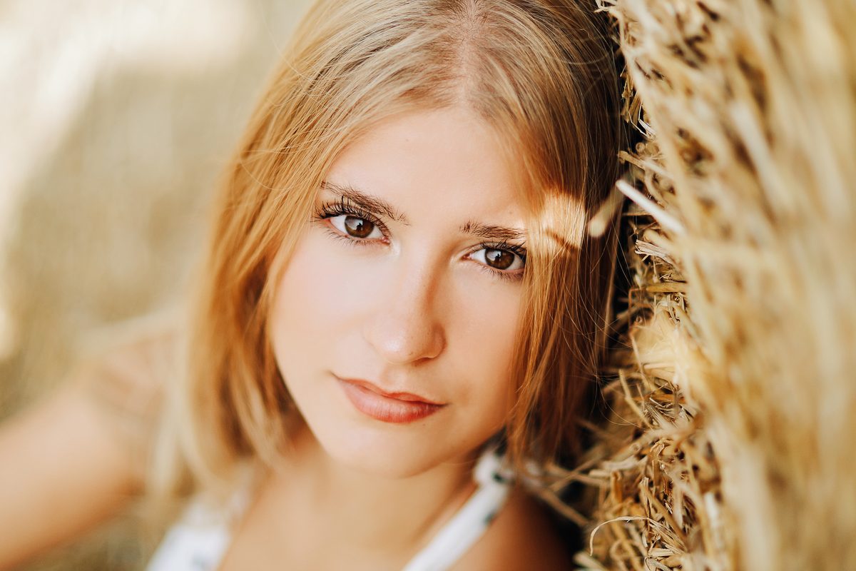 Nahes Portrait am Strohballen – Airy
