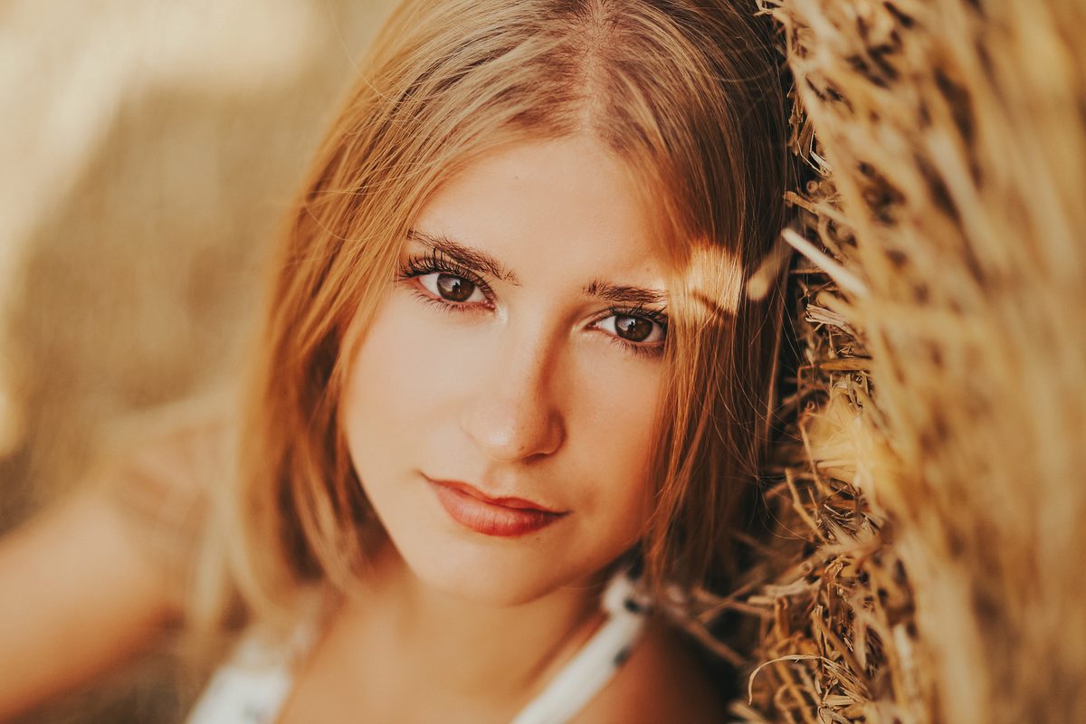 Nahes Portrait am Strohballen – Berry