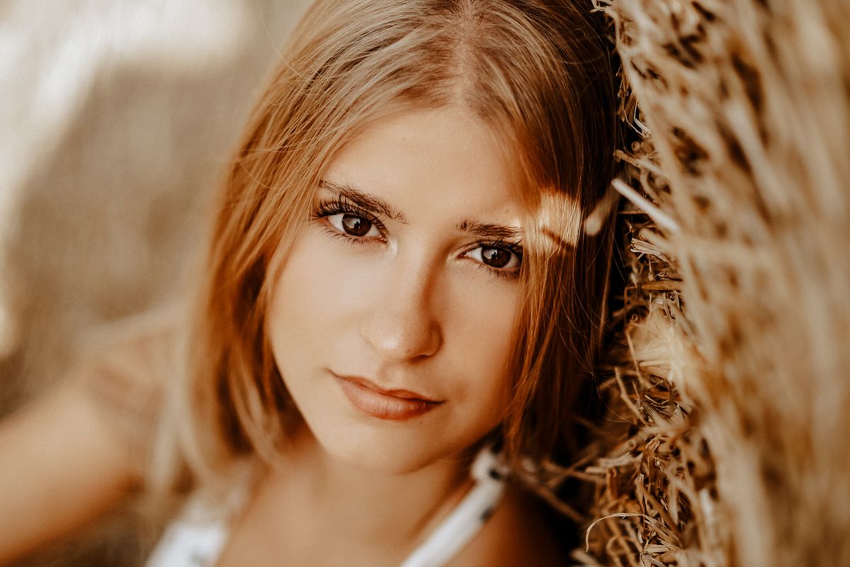 Nahes Portrait am Strohballen – Filmlook