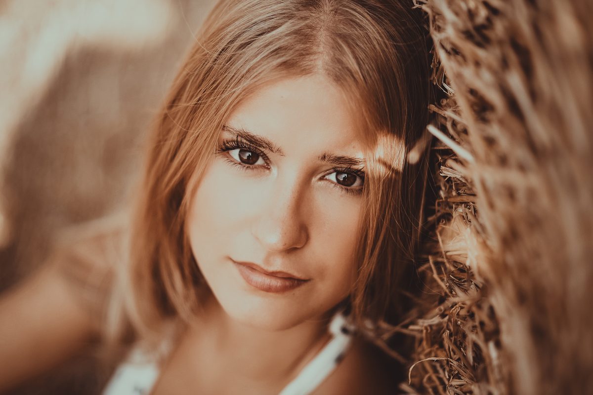 Nahes Portrait am Strohballen – Moody