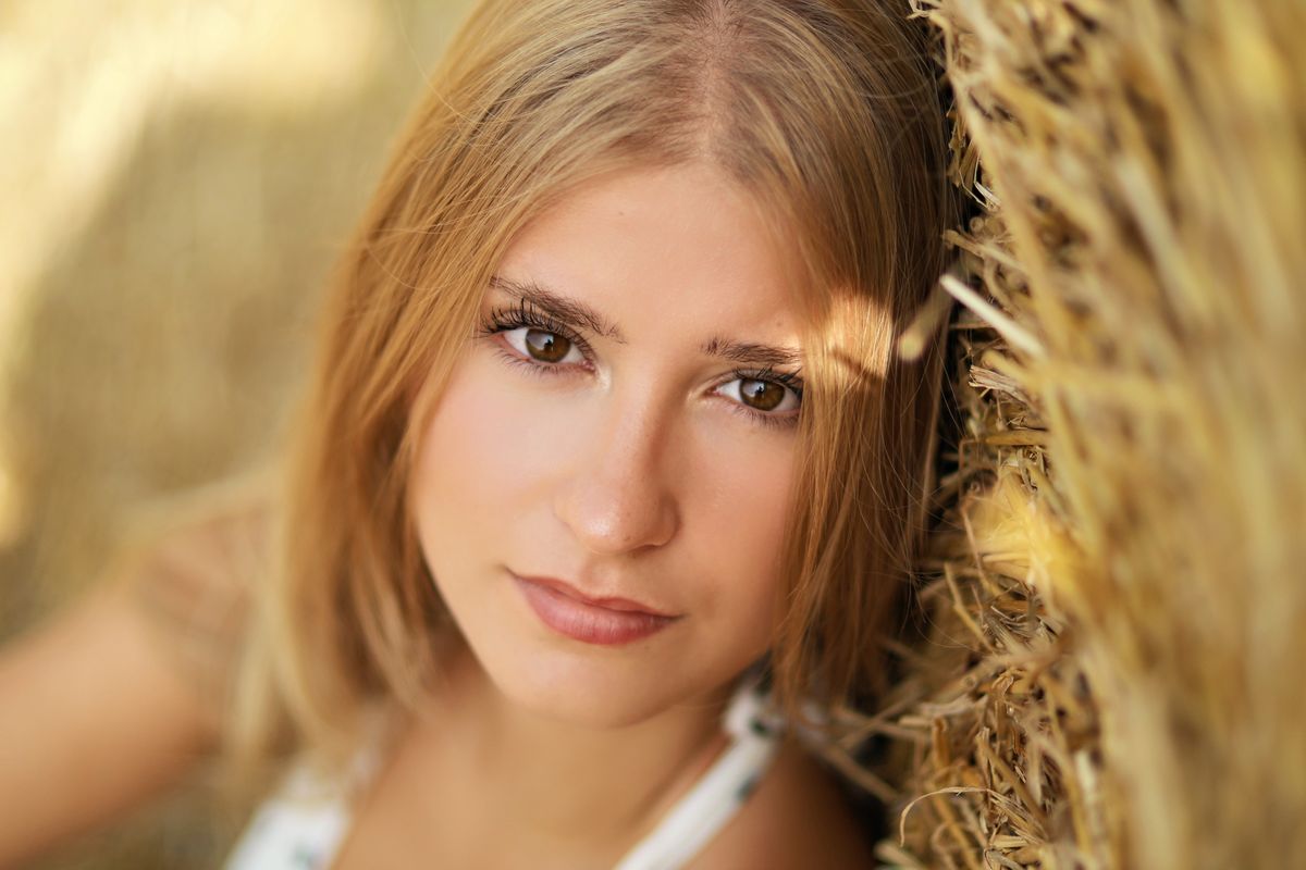 Nahes Portrait am Strohballen – Natürlich
