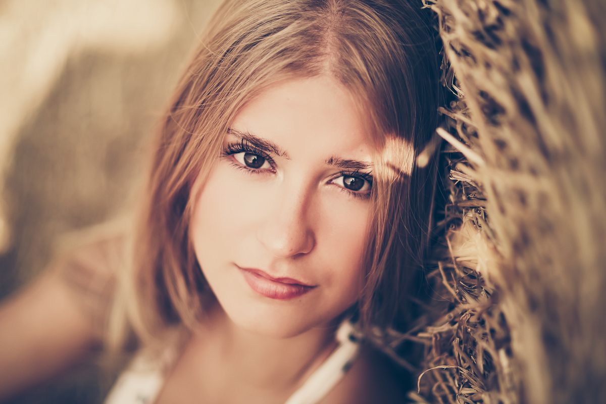 Nahes Portrait am Strohballen – Vintage