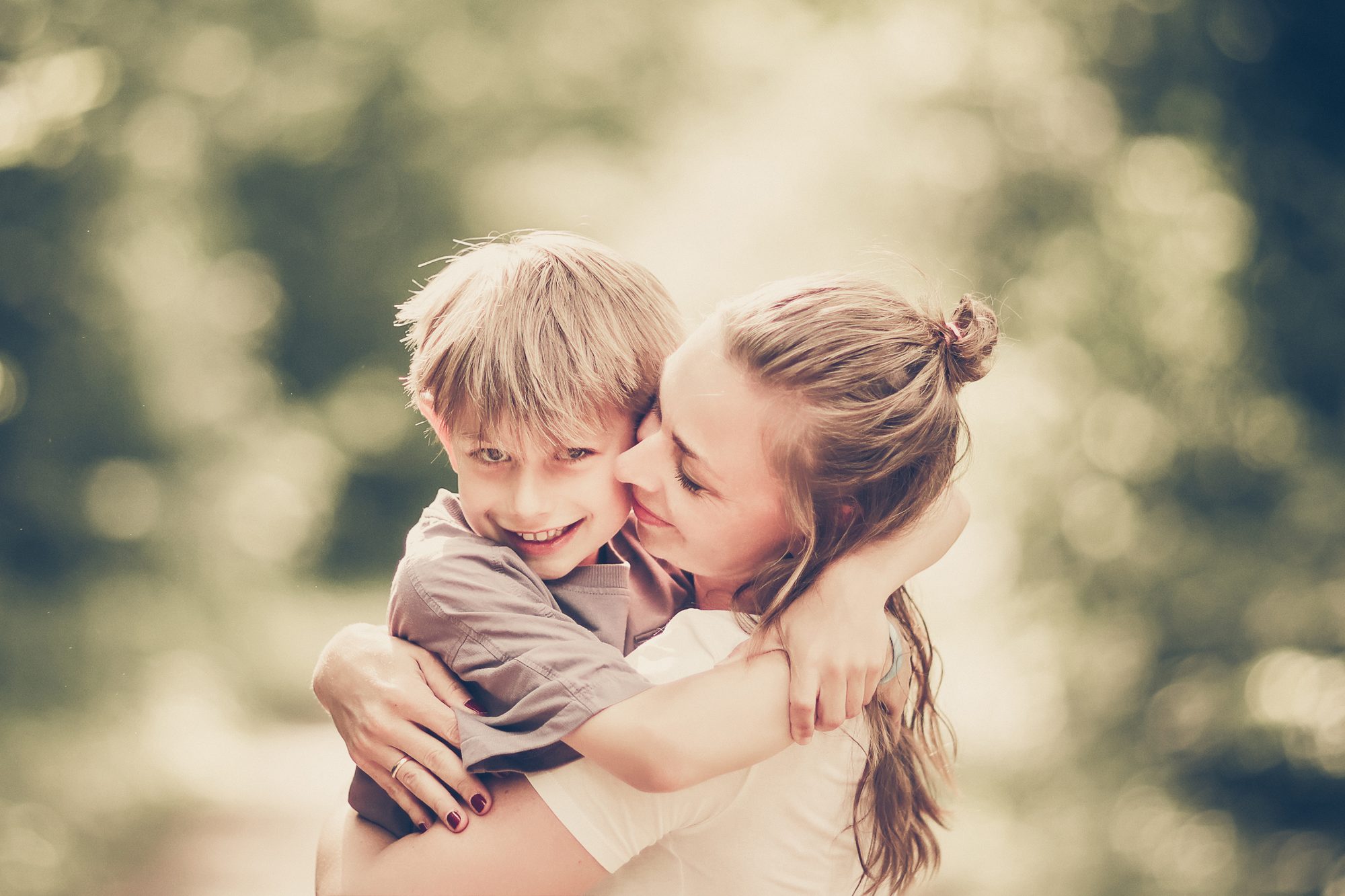 Mommy-and-Me-Shooting auf dem Waldweg in Duingen: Mutter umarmt ihren lachenden Sohn