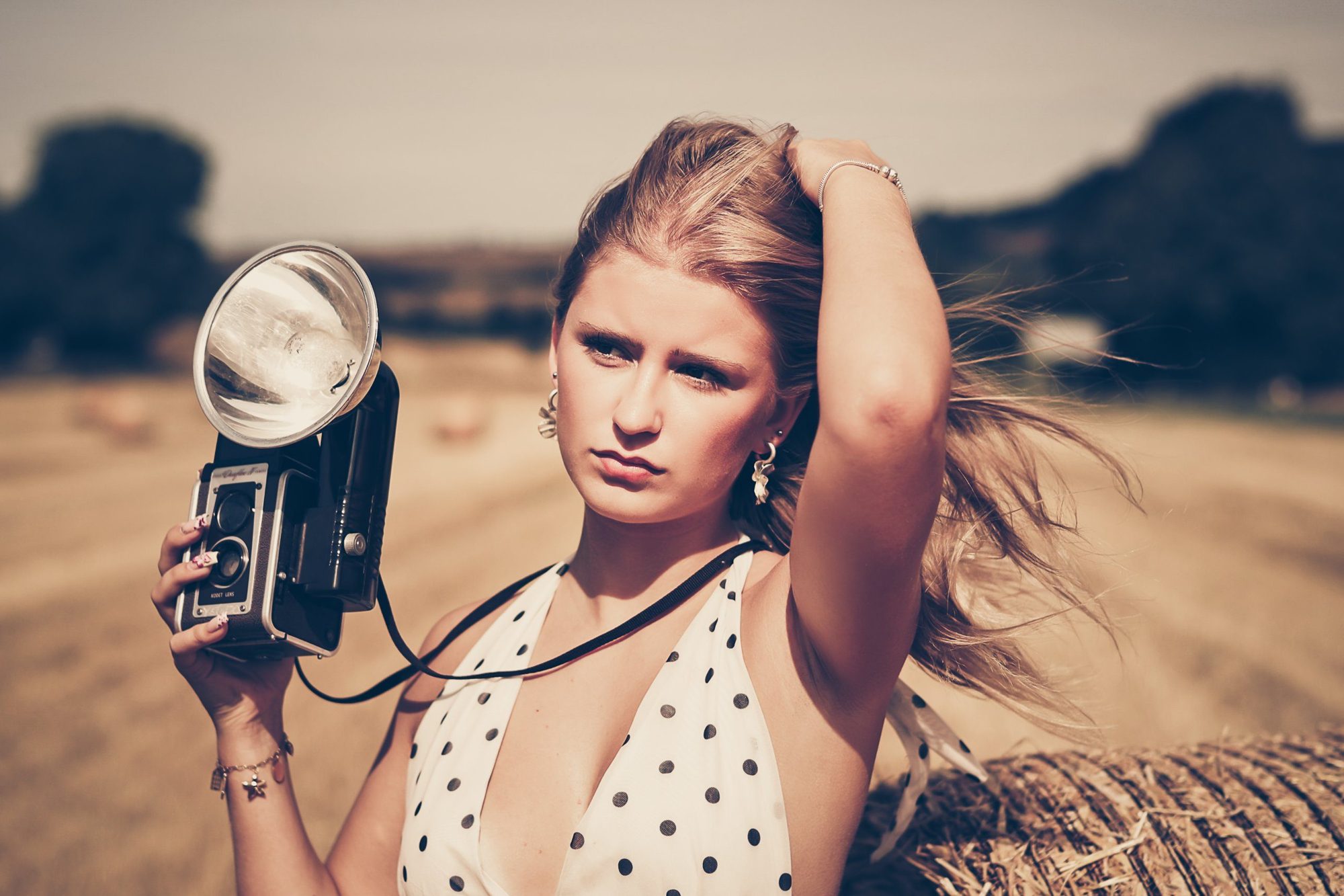 Portrait-Shooting im Stoppelfeld mit alter Kamera, Vintage-Look