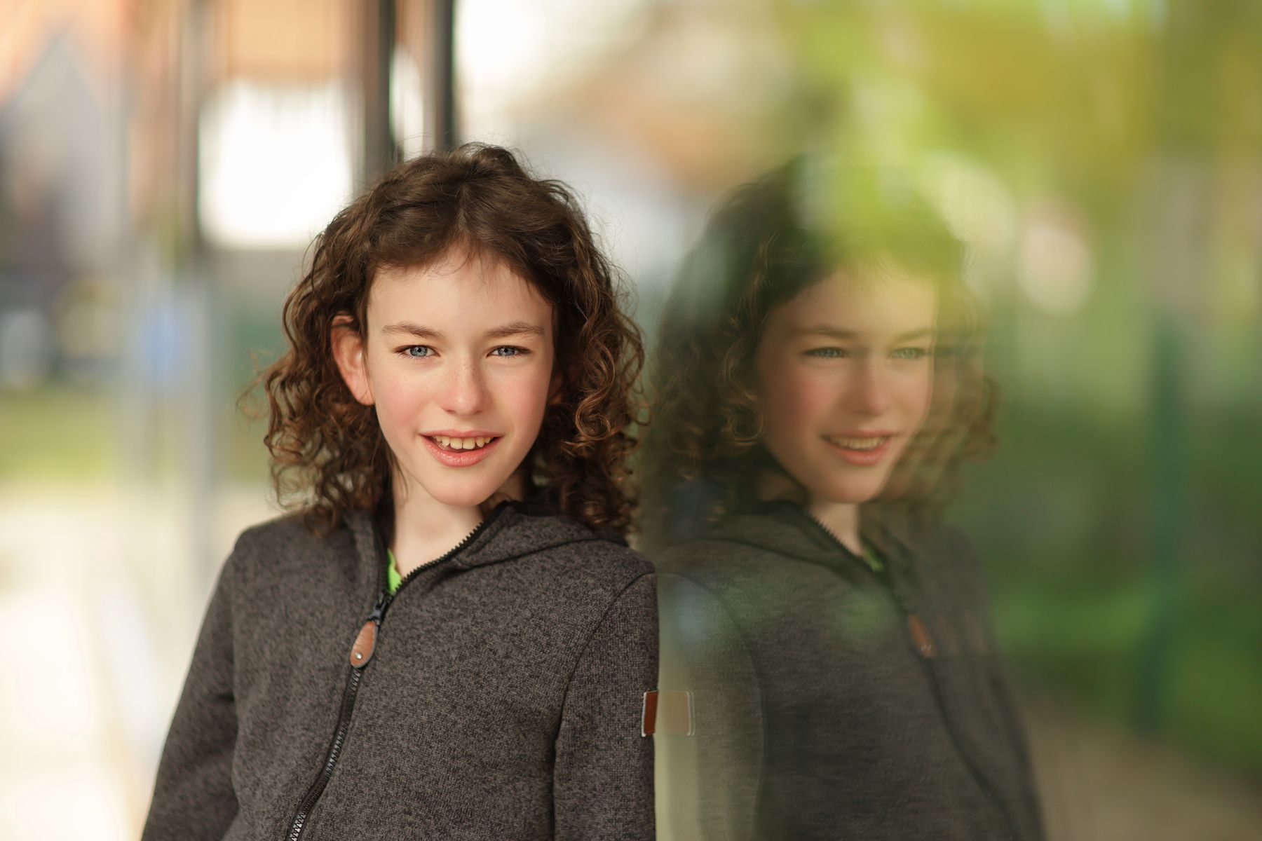 Schulfotos an der Bürgerschule Alfeld: Portrait mit Spiegelung in der Scheibe