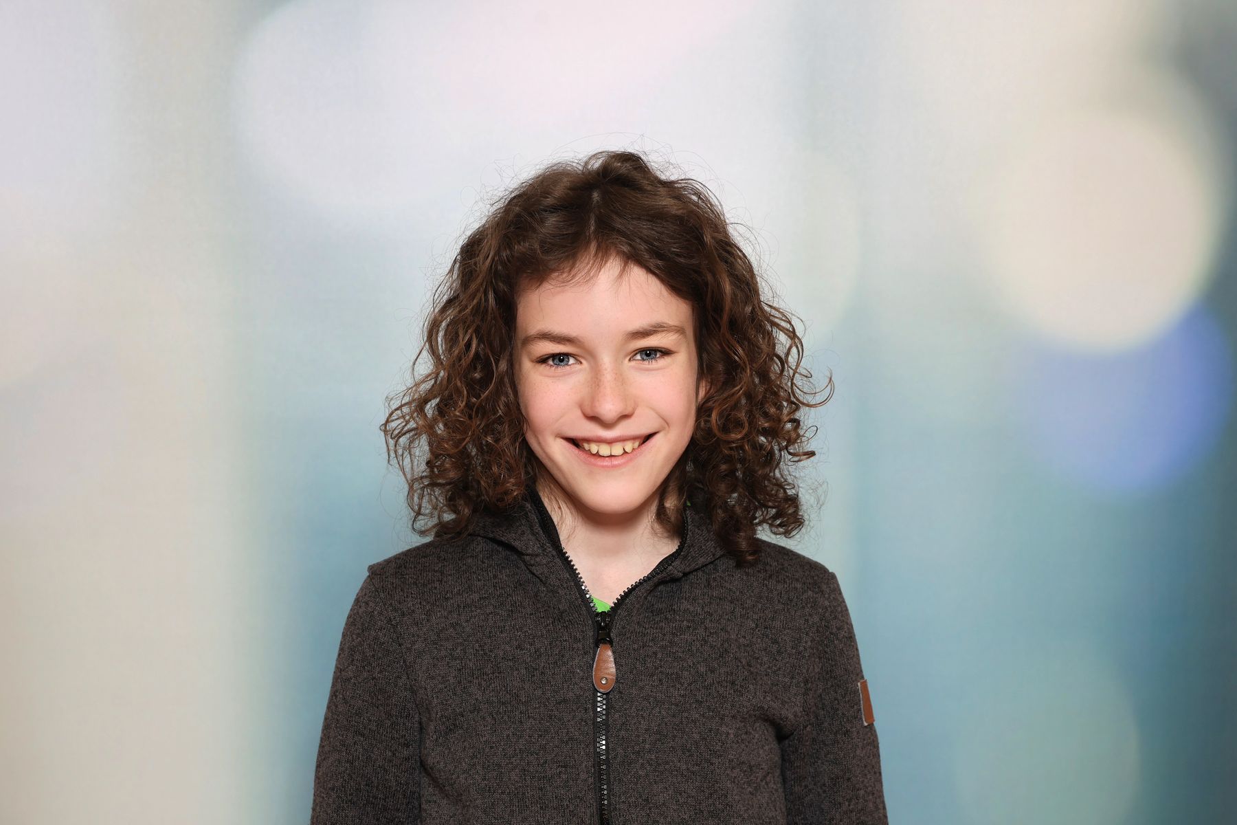 Schulfotos an der Bürgerschule Alfeld: Studio-Portrait mit hellem Bokeh-Hintergrund