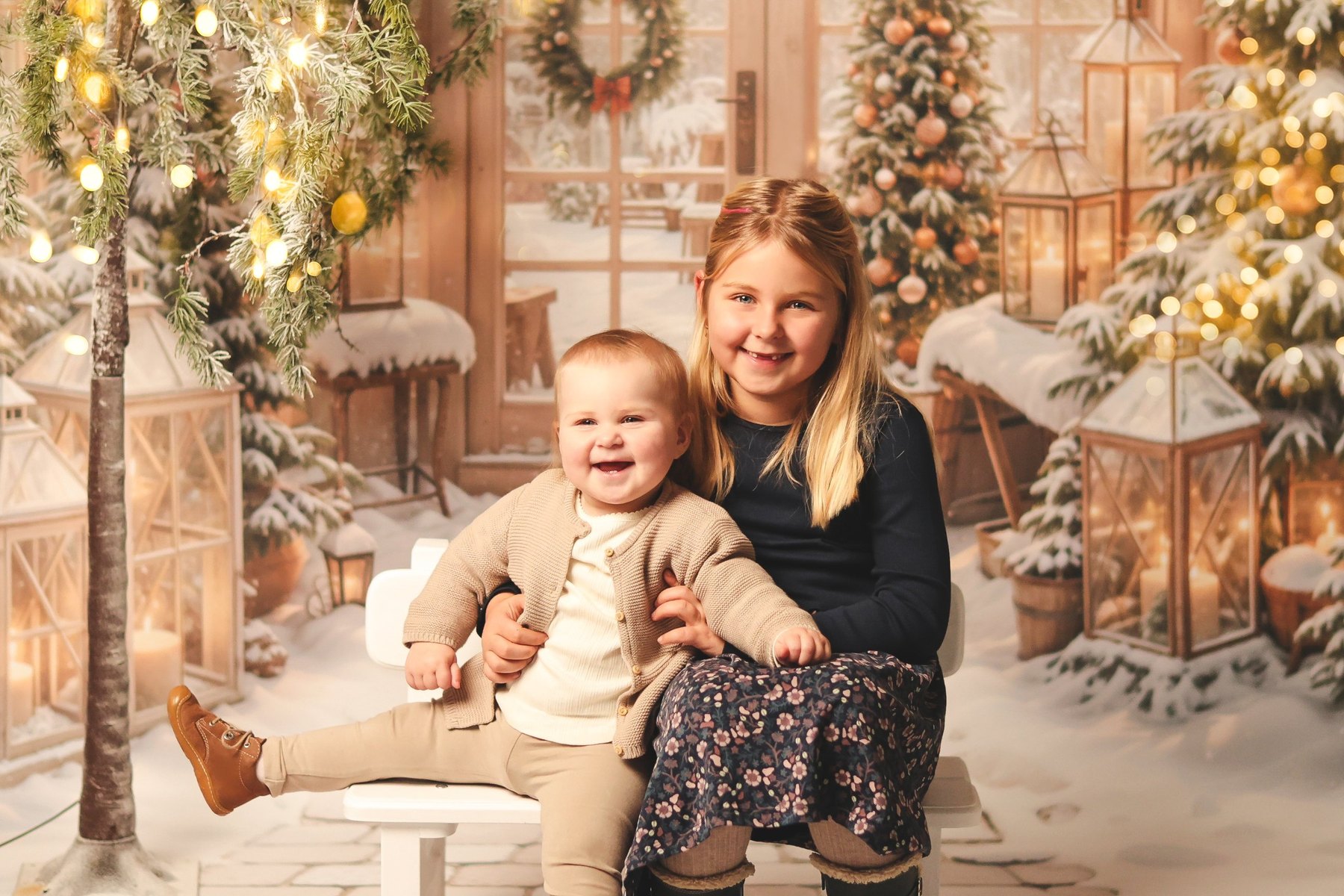 Weihnachts-Mini-Shooting in Duingen: Geschwisterfoto vor winterlicher Kulisse mit Lichterkette und Laternen
